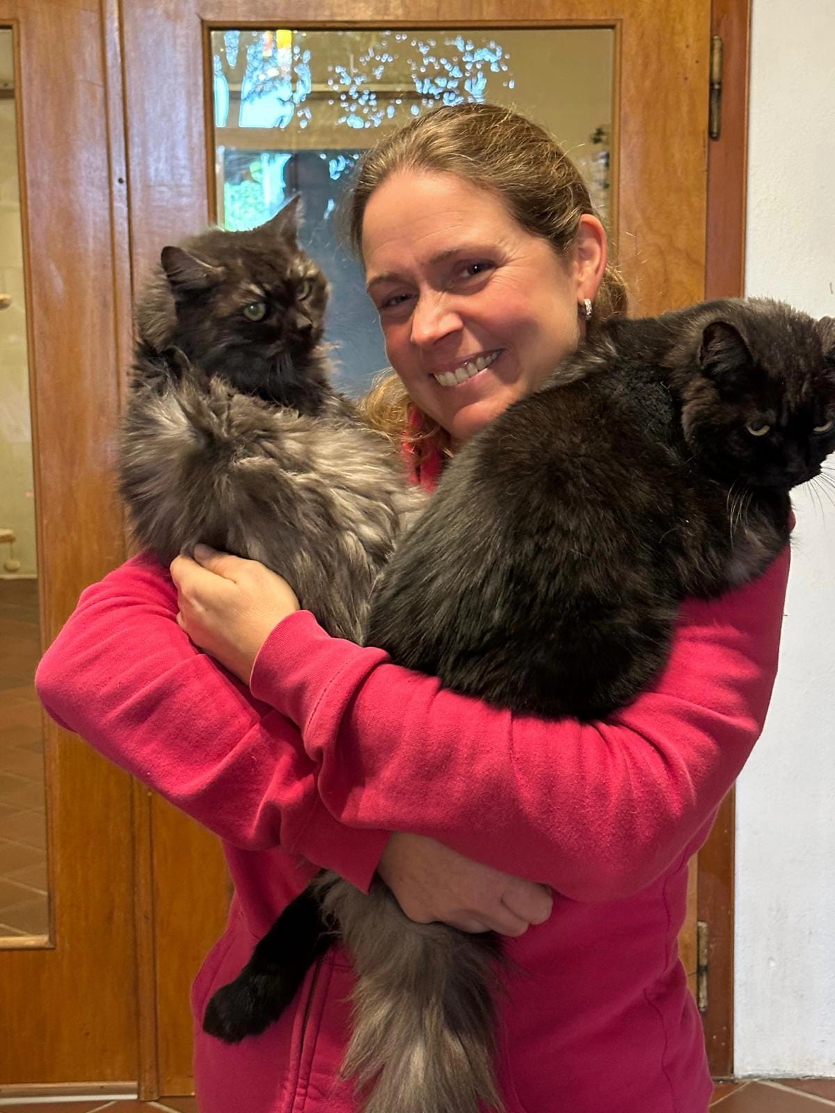 Almut Salzmann mit zwei Katzen